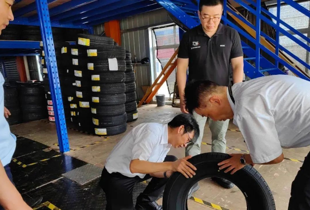 住友橡膠(湖南)有限公司總經(jīng)理南伸明先生、品質(zhì)保障部總監(jiān)田加華先生，鄧祿普輪胎銷售有限公司總經(jīng)理宮川義宏先生、副總經(jīng)理宗潘江先生、系統(tǒng)運營部總監(jiān)孫世浩先生、大區(qū)銷售經(jīng)理尤繼冰先生一行，于近日訪問了利得公司，共同探討行業(yè)的發(fā)展趨勢并商討行業(yè)發(fā)展策略。