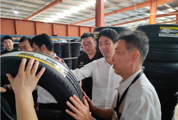 在利得集團(tuán)總裁熊衍國先生、天黎集團(tuán)輪胎事業(yè)部總經(jīng)理梅煬先生的陪同下，一同參觀了利得物流小藍(lán)總倉。他們深入了解和剖析了各個品牌的產(chǎn)品，并通過現(xiàn)場對比研究了鄧祿普輪胎產(chǎn)品的提升空間。