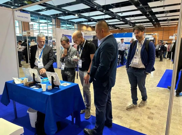 據(jù)了解，漢纜股份在會議期間成功中標了意大利國家電力公司220kV高壓陸纜項目。作為歐洲最大的綜合能源公司之一，該公司的業(yè)務(wù)范圍涵蓋歐洲、美洲和非洲。這次中標對于漢纜股份來說具有重要的戰(zhàn)略意義，證明了該公司不僅能將高壓電纜遠銷發(fā)達國家市場如新加坡、美國和澳大利亞，而且在引領(lǐng)世界電纜行業(yè)發(fā)展的歐洲大陸也得到了認可，進一步鞏固了漢纜股份在高壓電纜領(lǐng)域的卓越實力。