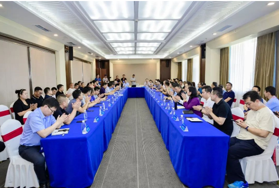 涂料行業(yè)綠色工業(yè)涂料涂裝對接交流會在山東郯城成功召開。本次交流會的主題是"低碳環(huán)保，綠色涂裝在行動"，旨在搭建一個全產(chǎn)業(yè)鏈供需平臺，匯集涂料原材料生產(chǎn)企業(yè)、涂料成品企業(yè)、涂裝企業(yè)、下游機械制造企業(yè)以及化工園區(qū)等各方代表，共同商討合作機會，促進交流。