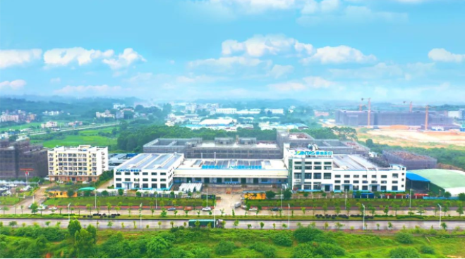 在軌道交通領(lǐng)域，中國(guó)的動(dòng)車和高鐵設(shè)計(jì)時(shí)速超過300公里/小時(shí)，面臨著巨大的風(fēng)阻沖擊。此外，中國(guó)的鐵路線路長(zhǎng)度較長(zhǎng)，常常需要應(yīng)對(duì)高寒、高濕熱和高風(fēng)沙等惡劣環(huán)境。在這樣的運(yùn)行條件下，涂層容易早期劣化。集泰股份針對(duì)這一問題，推出了適用于軌道交通車體的水性復(fù)合涂層體系產(chǎn)品，并通過了中鐵檢驗(yàn)認(rèn)證。該產(chǎn)品體系具有高耐候、高耐蝕、高機(jī)械強(qiáng)度、耐火阻燃和綠色環(huán)保等優(yōu)點(diǎn)。