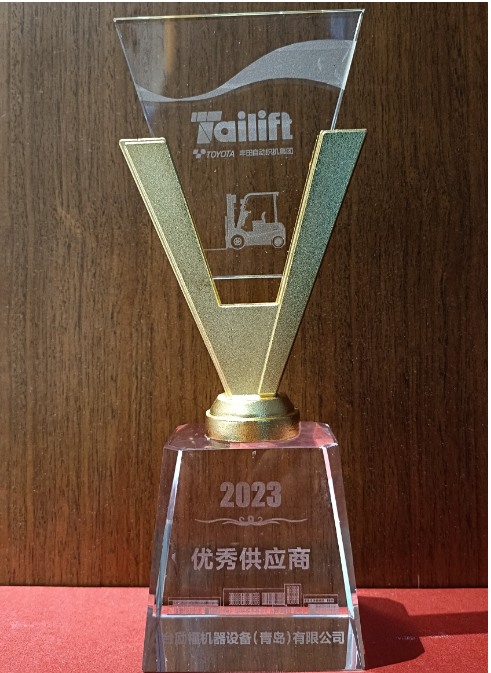 喬遷慶典儀式上，正新廈門集團四輪營銷中心總監(jiān)李清東先生代表公司領取了該殊榮，并與臺勵福集團創(chuàng)始人林溪文先生熱情交流。雙方對合作的深入發(fā)展表達了共同的期望。