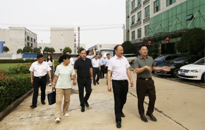 啟利漆董事長張青與經(jīng)營團隊一同陪同了此次調(diào)研活動