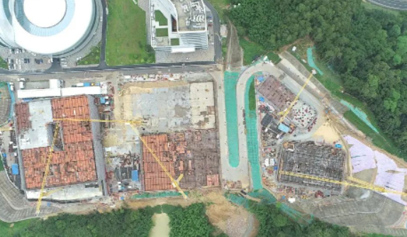 航空輪胎大科學(xué)中心項(xiàng)目二期正如火如荼地進(jìn)行著。位于一期航空胎大科學(xué)裝置啟動(dòng)區(qū)內(nèi)的這個(gè)項(xiàng)目，目前正加緊施工，主體結(jié)構(gòu)的建設(shè)工作正在緊鑼密鼓地進(jìn)行中。