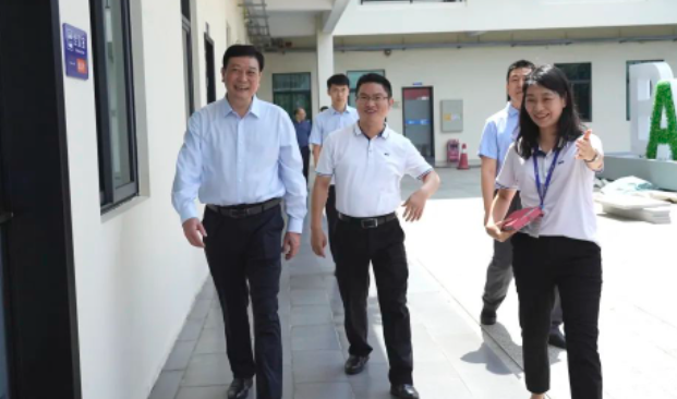 中國(guó)涂料工業(yè)協(xié)會(huì)會(huì)長(zhǎng)劉普軍蒞臨巴德富考察指導(dǎo)