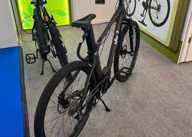 憑借CST正新輪胎的品牌影響力，該公司的產(chǎn)品還在眾多知名整車品牌的展位上亮相，包括GAZELLE、ZEG、CORTINA、TENWAYS、PHATFOUR等。CST正新輪胎的外觀設(shè)計(jì)和優(yōu)異性能為這些品牌車企完美呈現(xiàn)了產(chǎn)品形象。