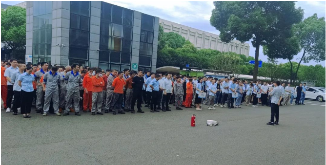 為了進一步提升全員的應急逃生能力和安全操作技能，提高企業(yè)的應急綜合水平，建新各單位結合實際生產情況，開展了各類形式的現(xiàn)場應急演練和消防技能比武。通過實戰(zhàn)演練，員工們學習了事故風險征兆、預防措施、應急措施和急救知識。