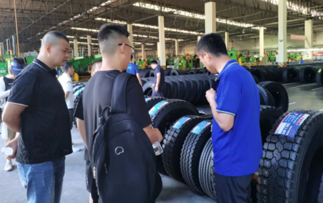 20余名經(jīng)銷商實地參觀大連輪胎，共同探索行業(yè)發(fā)展前景
