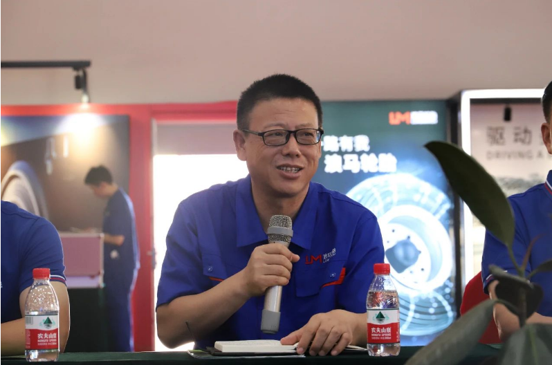 會議伊始，浪馬輪胎總經(jīng)理金永生熱烈歡迎前來參會的核心客戶，并衷心感謝他們多年來對途順輪胎的信任、支持和合作。金總強調(diào)，浪馬輪胎始終致力于做全鋼胎的發(fā)展戰(zhàn)略，秉持著做專、做精、做強、做久的理念。他強調(diào)了以市場和客戶為中心的重要性，將發(fā)現(xiàn)客戶需求和滿足客戶需求作為客戶服務工作的核心，希望繼續(xù)與合作伙伴攜手合作，準確聚焦超細分市場，為客戶創(chuàng)造更大的價值。