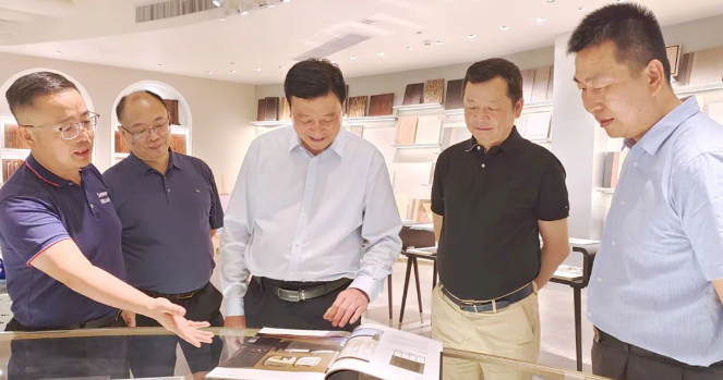 中國涂料工業(yè)協(xié)會會長劉普軍率領(lǐng)代表團于近日對宣偉-華潤涂料研發(fā)中心進行了考察訪問。宣偉熱情接待了劉普軍會長及其隨行人員，期間詳細介紹了宣偉-華潤涂料的發(fā)展情況。