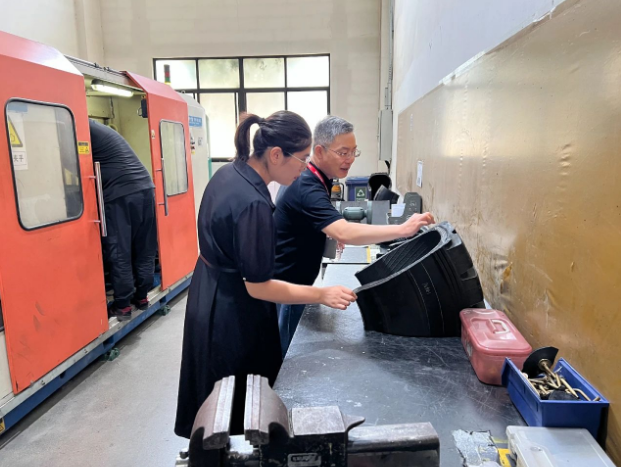 易瑞博科技(北京)有限公司(以下簡稱易瑞博科技)與濟寧齊魯檢測技術有限公司(以下簡稱齊魯檢測)近日進行了一次重要的參觀交流。雙方就實驗室檢測數(shù)據(jù)在有限元分析領域的應用、橡膠疲勞仿真測試、疲勞性能測試以及動態(tài)機械性能等方面進行了深入探討。  