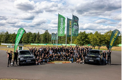 中策橡膠在著名的紐北賽道成功舉辦了一場面向歐洲經(jīng)銷商的盛大活動，旨在為其歐洲合作伙伴提供獨特的體驗和評估機會，親身感受其兩款旗艦輪胎的卓越性能。