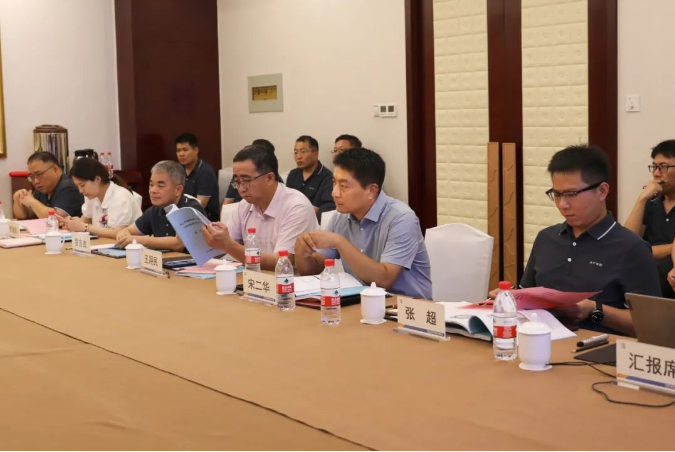 宋二華對專家們對兩個項目給予的高度評價表示感謝，并表示，當(dāng)前中國制造業(yè)在高質(zhì)量發(fā)展的新階段迎來了發(fā)展的新動力。棗礦橡膠公司將繼續(xù)努力朝著智能、低碳、綠色和環(huán)保的方向努力，積極推動行業(yè)技術(shù)的進步與發(fā)展，為橡膠產(chǎn)業(yè)的發(fā)展開創(chuàng)新篇章。