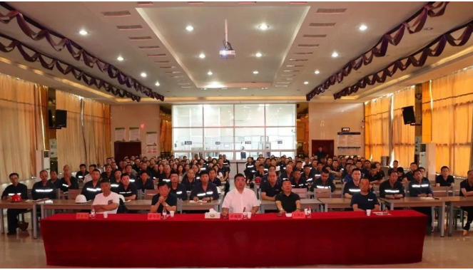 山西三強(qiáng)新能源科技有限公司于7月15日召開了2023年上半年總結(jié)大會(huì)。會(huì)議上，董事長(zhǎng)牛海君、董事會(huì)成員劉鋼志、梁守萬(wàn)、武謙益以及生產(chǎn)總經(jīng)理牛積壽與各分公司班組長(zhǎng)、行政后勤人員齊聚一堂。