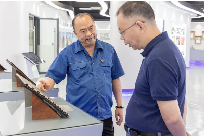 浙江省經(jīng)信廳投資處二級調(diào)研員陳昌杰一行于7月13日蒞臨浙江桐鄉(xiāng)市進(jìn)行調(diào)研。陳昌杰一行在桐鄉(xiāng)市經(jīng)信局副局長周曉東、財政局企業(yè)科科長施錦松等領(lǐng)導(dǎo)的陪同下，對桐鄉(xiāng)市的高質(zhì)量發(fā)展以及桐鄉(xiāng)-天臺促共富項目進(jìn)行了考察。雙箭股份的董事長沈耿亮和副總郎洪峰熱情接待了陳昌杰一行的到訪。