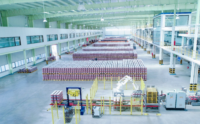 立邦涂料(河南)有限公司表示將持續(xù)推動(dòng)數(shù)智化升級(jí)，并致力于推進(jìn)綠色升級(jí)。實(shí)施綠色供應(yīng)鏈管理是推動(dòng)行業(yè)綠色升級(jí)的重要途徑之一，通過(guò)提升全鏈條的環(huán)境管理和資源效率，推動(dòng)整個(gè)產(chǎn)業(yè)的低碳減排和綠色轉(zhuǎn)型。立邦將繼續(xù)秉持企業(yè)使命，踐行企業(yè)社會(huì)責(zé)任，穩(wěn)步布局低碳生產(chǎn)制造體系，并與上下游企業(yè)和消費(fèi)者共同創(chuàng)造可持續(xù)的未來(lái)。