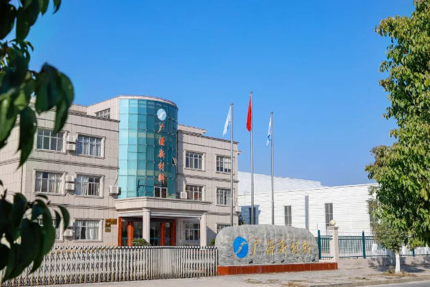 據(jù)了解，廣源新材料公司作為國內母粒行業(yè)的創(chuàng)新引領者之一，專注于聚烯烴填充母粒、PVC電線電纜料、TPE彈性體等改性專用料的研發(fā)和生產。該公司掌握了粉體改性、塑料改性和終端應用的全鏈條核心技術。