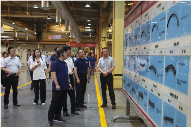 簽約前，參與單位的代表們參觀了延長橡膠的輪胎生產(chǎn)車間，了解了輪胎產(chǎn)品的生產(chǎn)過程。隨后，延長橡膠、交通能源、工貿(mào)公司、延長殼牌、高速延長和交通燃氣的代表們上臺進行簽約。同時，集團公司總經(jīng)理助理楊杰等領導也出席見證了簽約儀式。隨后，交通能源和工貿(mào)公司的代表進行了交流發(fā)言。