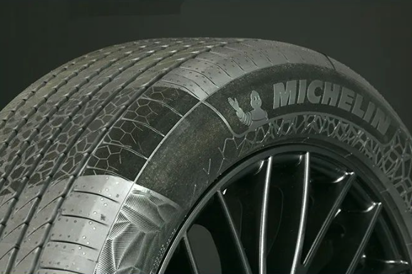 米其林公司以一款含45%可持續(xù)材料的輪胎榮獲“底盤、車身和外觀”領(lǐng)域的2023汽車創(chuàng)新獎(jiǎng)。該獎(jiǎng)項(xiàng)是由普華永道和德國汽車管理中心聯(lián)合頒發(fā)的，旨在表彰在汽車工程領(lǐng)域取得尖端創(chuàng)新成果的企業(yè)。