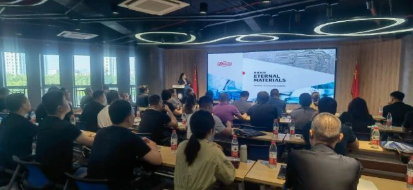 由山東省涂料行業(yè)協(xié)會主辦，山東中科產(chǎn)業(yè)技術協(xié)同創(chuàng)新中心、國科創(chuàng)智(北京)科技發(fā)展有限公司聯(lián)合主辦的首屆“水性工業(yè)涂料配方及應用技術”培訓班在濟南成功開班。本次培訓旨在推進綠色環(huán)保新技術水性工業(yè)涂料的應用，來自30余家企業(yè)的50多位水性工業(yè)涂料技術研發(fā)管理人員積極參與。