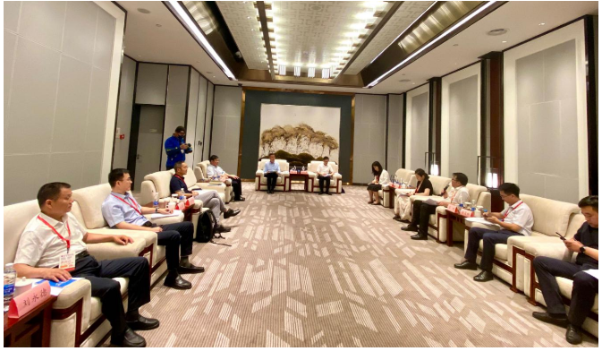 山東省貿(mào)促會林源副會長應(yīng)邀參加了第二十屆青島國際輪胎暨車輪展覽會。在展會期間，山東省貿(mào)促會組織了一場橡膠輪胎企業(yè)國際化經(jīng)營專題座談會，與會者深入調(diào)研了企業(yè)國際化經(jīng)營現(xiàn)狀及面臨的難點堵點，共同探討如何助力山東省輪胎企業(yè)"走出去"。