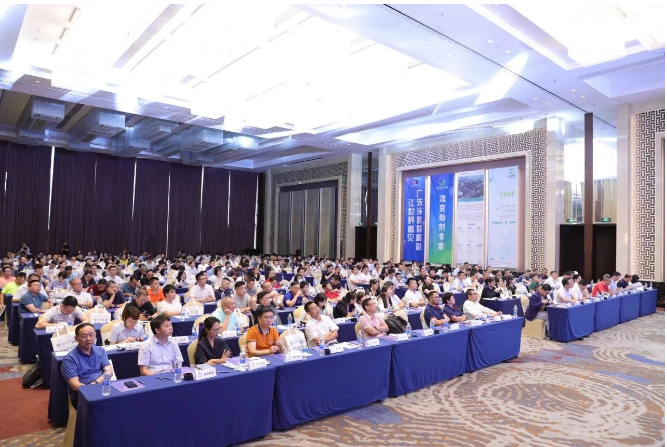 7月27日在廣東江門鶴山福朋喜來(lái)登酒店，廣東涂料行業(yè)協(xié)會(huì)舉辦了“數(shù)字化轉(zhuǎn)型發(fā)展峰會(huì)”。此次峰會(huì)由廣東省涂料行業(yè)數(shù)字化產(chǎn)業(yè)聯(lián)盟承辦，廣東迪愛(ài)生彤德樹(shù)脂有限公司冠名，巴德富、廣東政和、廣東凱聯(lián)網(wǎng)絡(luò)、韶關(guān)合眾化工、科迪新材、彩譜科技等企業(yè)共同協(xié)辦。