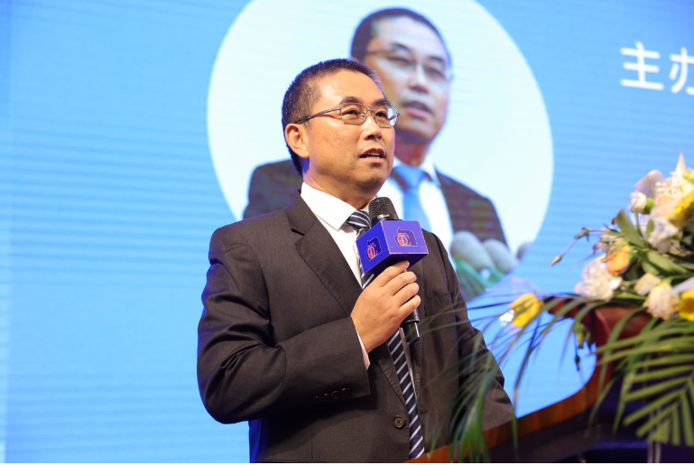 陳冰會長強調(diào)，廣東涂料行業(yè)協(xié)會將堅持創(chuàng)新驅(qū)動涂料產(chǎn)業(yè)高質(zhì)量發(fā)展，加快先進材料戰(zhàn)略性支柱產(chǎn)業(yè)集群建設(shè)，推動數(shù)字化轉(zhuǎn)型，實施質(zhì)量品牌戰(zhàn)略，并深化綠色供應(yīng)鏈安全發(fā)展意識。他希望各位理事、會員企業(yè)代表共同執(zhí)行“高質(zhì)量發(fā)展”的道路，這不僅是中國經(jīng)濟發(fā)展的國家戰(zhàn)略，也是廣東涂料產(chǎn)業(yè)繼續(xù)引領(lǐng)的共識，更是產(chǎn)業(yè)上下游共創(chuàng)美好新藍圖、一次難得的歷史機遇。