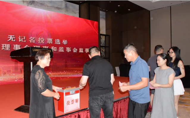 在第二階段的商會四屆一次理事會、監(jiān)事會會議中，代表們進一步審議通過了第四屆理事會、監(jiān)事會選舉辦法，其中包括選舉產(chǎn)生第四屆理事會會長單位、副會長單位、理事單位以及監(jiān)事長和秘書長名單。投票結(jié)果由大會總監(jiān)票人宣布。