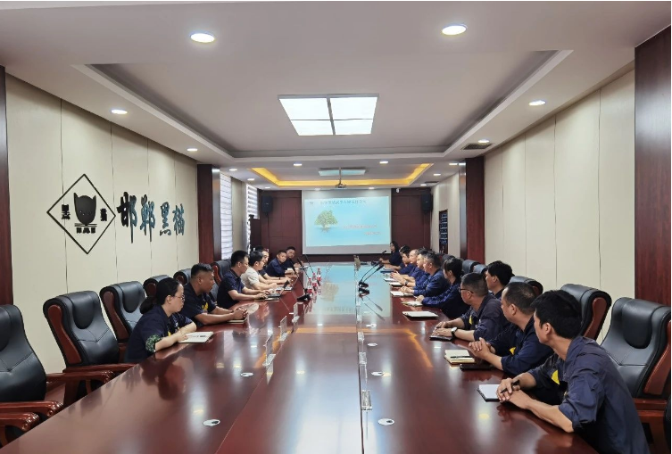 近日，邯鄲黑貓公司迎來了一批特殊的客戶代表，他們是來自中策橡膠集團股份有限公司的評審團。此次現(xiàn)場審核旨在對邯鄲黑貓公司的生產(chǎn)流程和管理體系進行全面審查。