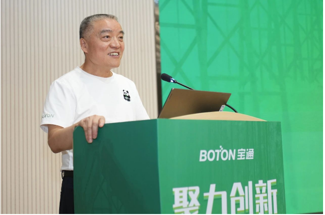 寶通科技董事長包志方在致辭中強調(diào)了寶通在全球化戰(zhàn)略下取得的成就和全球合作的重要性。他指出，可持續(xù)發(fā)展已成為寶通使命的核心要素和戰(zhàn)略的重要組成部分。在講話中，包總還談到了全球氣候變化、資源短缺等挑戰(zhàn)，以及政府和國際組織對可持續(xù)發(fā)展的重視。他強調(diào)了供應(yīng)鏈可持續(xù)發(fā)展的重要性，強調(diào)只有與所有利益相關(guān)方一道，齊心協(xié)力，深度協(xié)同，互相賦能，以更可持續(xù)的科技與商業(yè)行為，才能提升供應(yīng)鏈整體質(zhì)量，開創(chuàng)更新的格局。