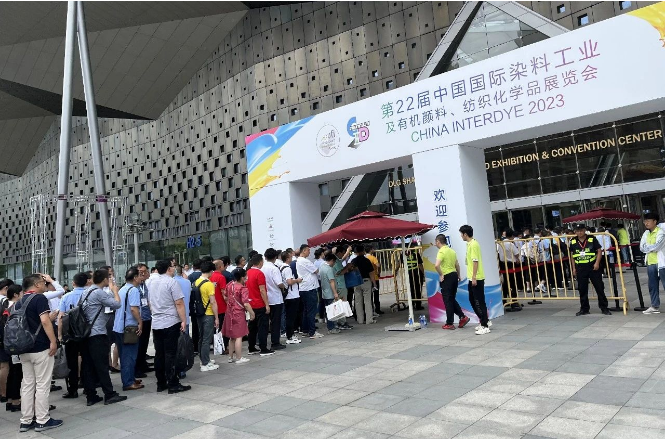 第22屆中國(guó)國(guó)際染料工業(yè)及有機(jī)顏料、紡織化學(xué)品展覽會(huì)在上海世博展覽館圓滿(mǎn)落幕。本屆展會(huì)吸引了來(lái)自全球15個(gè)國(guó)家和地區(qū)的600余家企業(yè)報(bào)名參展，展出總面積高達(dá)50000平方米。展會(huì)中涵蓋了各類(lèi)先進(jìn)的環(huán)保型染料、有機(jī)顏料、助劑、中間體、儀器環(huán)保設(shè)備、配套服務(wù)等，為企業(yè)創(chuàng)造了新的機(jī)遇，拓展了新的市場(chǎng)。