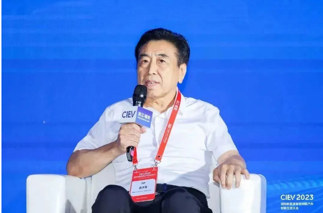 除袁仲雪外，賽輪集團(tuán)PCR配套總監(jiān)汪永祥也受邀參加了供應(yīng)鏈協(xié)同發(fā)展論壇等會(huì)議。這次大會(huì)為國際新能源智能網(wǎng)聯(lián)汽車產(chǎn)業(yè)領(lǐng)域的交流合作提供了難得的機(jī)遇，參會(huì)專家學(xué)者紛紛表示，將共同致力于推動(dòng)新汽車產(chǎn)業(yè)的健康發(fā)展，為建設(shè)更加清潔、綠色的交通出行貢獻(xiàn)力量。