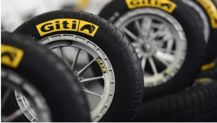 目前中國(guó)市場(chǎng)的輪胎需求有所改善，但要恢復(fù)到疫情前的巔峰水平，還需要一定時(shí)間。然而，他對(duì)中國(guó)市場(chǎng)持有信心，認(rèn)為中國(guó)擁有全球最好的道路設(shè)施，并且整車市場(chǎng)的發(fā)展前景也非常好。但隨著消費(fèi)者需求的演變，佳通輪胎必須及時(shí)應(yīng)對(duì)市場(chǎng)變化，以滿足客戶需求。