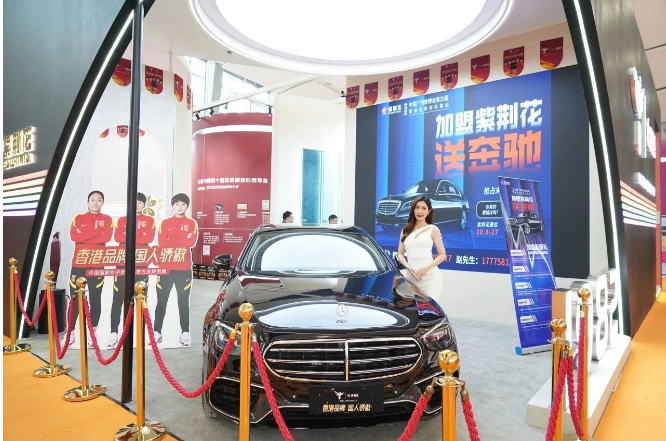 第25屆中國(guó)(廣州)國(guó)際建筑裝飾博覽會(huì)在廣交會(huì)琶洲展館盛大開(kāi)幕。本屆展會(huì)以“建裝理想家，服務(wù)新格局”為主題，吸引了近2000家企業(yè)參展，展覽面積達(dá)40萬(wàn)平方米，較去年增加近10萬(wàn)平方米。作為知名涂料品牌，紫荊花以嶄新形象亮相廣州建博會(huì)。