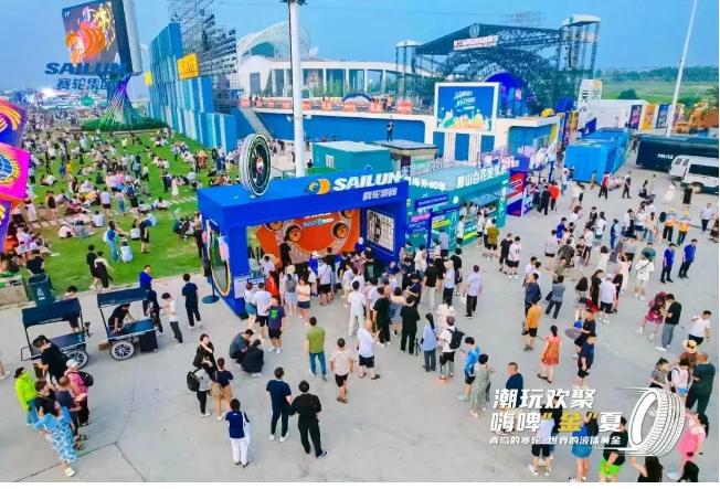 青島國際啤酒節(jié)一直以來都是青島的超級城市IP，也成為了亞洲最大的啤酒盛會。本屆啤酒節(jié)的主題是“開放”，與賽輪集團(tuán)的品牌發(fā)展路徑相契合。二十余年來，賽輪集團(tuán)始終以開放的姿態(tài)融入世界潮流，與全球接軌。誠邀各方游客來到賽輪集團(tuán)嘉年華現(xiàn)場，一同與“自帶光環(huán)”的液體黃金輪胎相會，與來自五湖四海的好友舉杯，感受啤酒的激情、青島的熱情，以及賽輪集團(tuán)的真情!