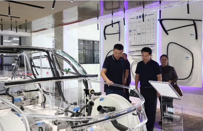 五河縣頭鋪鎮(zhèn)黨委副書記兼鎮(zhèn)長謝獻海，攜副鎮(zhèn)長陳夢黛一行蒞臨建新趙氏科技有限公司進行考察交流。