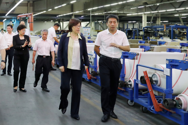 中國橡膠工業(yè)協(xié)會會長徐文英率領代表團一行，前往山東能源棗礦集團調(diào)研。在橡膠公司董事長、總經(jīng)理宋二華的陪同下，他們深入豐源輪胎、八億橡膠和億和輸送帶等企業(yè)，對其改革創(chuàng)新、生產(chǎn)經(jīng)營和市場營銷等方面的情況進行了詳細了解。