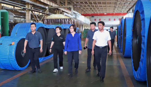 對于山東能源棗礦集團近年來的發(fā)展成果，徐文英表示高度肯定，并表示將繼續(xù)支持和服務好橡膠產(chǎn)業(yè)的發(fā)展。她鼓勵企業(yè)密切關注行業(yè)發(fā)展動態(tài)，加大研發(fā)投入，提升產(chǎn)品品質(zhì)，積極打造自主品牌，拓展市場份額，培育核心競爭力，為中國輪胎產(chǎn)業(yè)的繁榮做出更大貢獻。