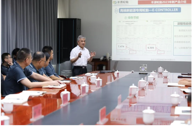 會上，公司常務(wù)副總經(jīng)理羅吉良詳細(xì)解讀了公司最新產(chǎn)品研發(fā)和產(chǎn)品優(yōu)化情況，引發(fā)了經(jīng)銷商們的濃厚興趣。副總經(jīng)理張寧主持會議，并希望經(jīng)銷商們能將公司的發(fā)展情況、規(guī)劃以及本次會議的精神傳遞給客戶，加強(qiáng)溝通交流，密切團(tuán)隊(duì)協(xié)作，與豐源輪胎共同邁向更加美好的未來。