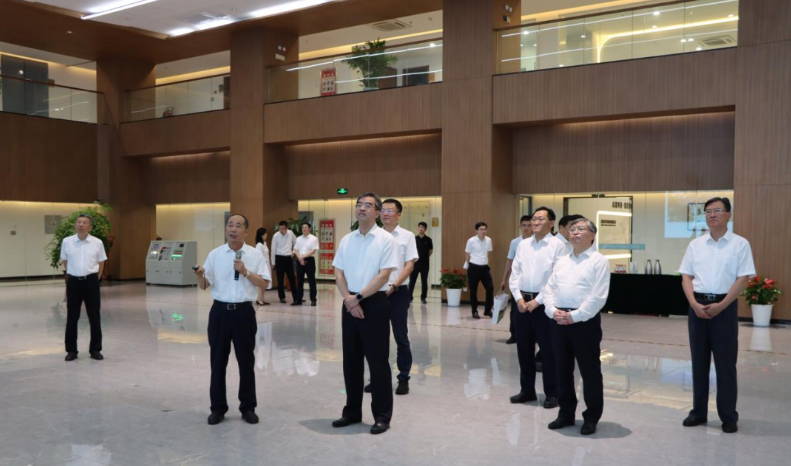 山東省委常委、省政府副省長(zhǎng)曾贊榮率領(lǐng)代表團(tuán)蒞臨金能化學(xué)進(jìn)行參觀考察。