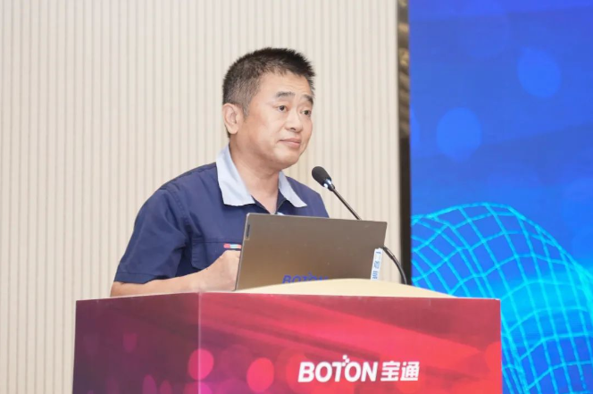 會上，“四千四萬”精神先進(jìn)個人獎獲獎?wù)邊墙▏吓_發(fā)言，他帶領(lǐng)客服團隊堅定“四千四萬精神”，堅持在千山萬水中開辟市場，拓展服務(wù)領(lǐng)域，全程跟蹤客戶需求，以專業(yè)技能和及時服務(wù)滿足客戶需求，并在售前、售后服務(wù)上不斷創(chuàng)新，為客戶提供優(yōu)質(zhì)產(chǎn)品方案和卓越服務(wù)。