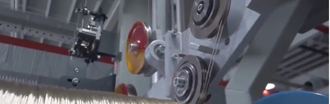 中天鋼鐵集團(tuán)(淮安)新材料有限公司一廠區(qū)的濕拉車間已經(jīng)投入生產(chǎn)的設(shè)備正在全負(fù)荷運(yùn)行，技術(shù)人員正在對(duì)即將投產(chǎn)的設(shè)備進(jìn)行調(diào)試。  據(jù)了解，中天淮安精品鋼簾線項(xiàng)目是淮安市歷史上最大規(guī)模的制造業(yè)投資項(xiàng)目，總投資超過200億元。