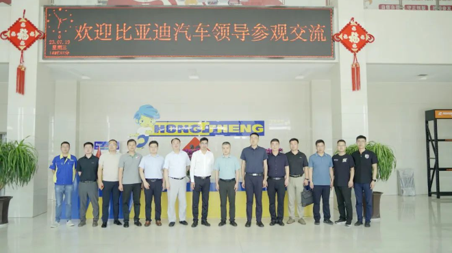 比亞迪集團領導團隊吳奕軍(比亞迪儲能及新型電池事業(yè)部副總經理、戰(zhàn)區(qū)中心輪值總監(jiān))、侯鐸(比亞迪儲能及新型電池事業(yè)部戰(zhàn)區(qū)中心銷售總監(jiān))、車競(比亞迪儲能及新型電池事業(yè)部華中戰(zhàn)區(qū)銷售總監(jiān))、高麒斐(比亞迪儲能及新型電池事業(yè)部山東區(qū)銷售總監(jiān))、楊鵬強(比亞迪儲能及新型電池事業(yè)部解決方案經理)，到華盛橡膠PCR工廠參觀交流，并就雙方在新能源汽車輪胎領域的合作進行了深入交流。