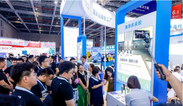 集泰股份近年來持續(xù)推出眾多新品，例如承重強、節(jié)省工時和成本的安泰-陶瓷大板專用貼面膠652，V0級阻燃、25級位移的安泰防火密封膠DJ-A3-AT178S，以及A級阻燃、防潮防霉的集泰內(nèi)外墻無機涂料等。這些創(chuàng)新產(chǎn)品受到了觀展商的高度關(guān)注，并得到了業(yè)內(nèi)的認(rèn)可。