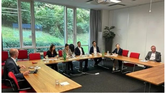 中國珠海市副市長覃春率領(lǐng)相關(guān)領(lǐng)導(dǎo)一行蒞臨卡博特公司位于瑞士沙夫豪森的EMEA地區(qū)總部考察。此次考察旨在深化珠海市與卡博特公司在新能源新材料領(lǐng)域的合作。