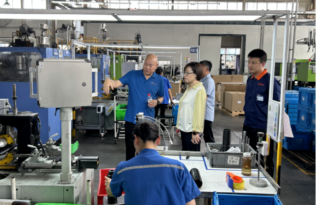 徐文英會長一行在南陽膠聯(lián)時代減振科技有限公司考察后，對該公司近年來的發(fā)展表示高度贊賞。她特別肯定了公司在空氣彈簧產(chǎn)業(yè)布局和減振橡膠制品開發(fā)方面所取得的進展，并對公司的新產(chǎn)品、新工藝、替代進口和解決行業(yè)難題給予了高度評價。