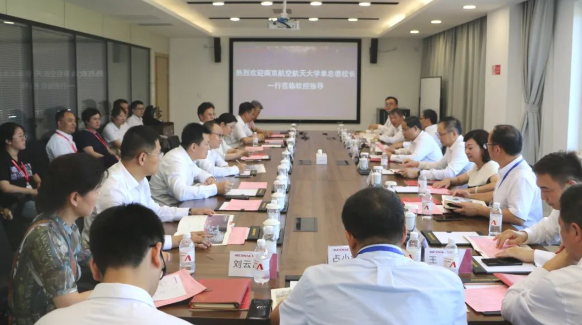 日前，中國南京航空航天大學(xué)校長兼中國工程院院士單忠德一行蒞臨軟控股份有限公司(簡稱：軟控)進(jìn)行參觀交流。軟控董事長兼總裁官炳政與副總裁王志明等熱情接待了這次重要訪問。