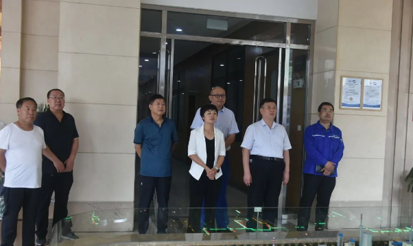 河津市政協(xié)副主席呂平率調(diào)研團(tuán)隊(duì)一行于8月11日上午到西安侖化工有限公司調(diào)研。參與此次調(diào)研的還有僧樓鎮(zhèn)黨委書記劉曉霞、安侖化工生產(chǎn)副總孟慶鐸等。
