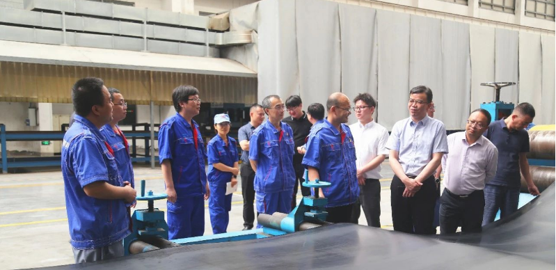 云南省工業(yè)和信息化廳副廳長浦麗合一行于8月11日上午蒞臨青島橡六輸送帶有限公司進(jìn)行考察。此次調(diào)研旨在深入了解青島橡六在橡膠行業(yè)的發(fā)展?fàn)顩r，促進(jìn)合作共贏，推動云南橡膠產(chǎn)業(yè)的騰飛。