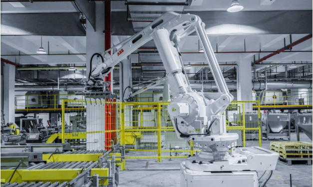 2023年，寶麗迪不僅躋身省工業(yè)互聯(lián)網(wǎng)示范工程行列，還在互聯(lián)網(wǎng)與智能工廠領(lǐng)域榮獲“蘇州市5G全連接工廠”以及“江蘇省工業(yè)互聯(lián)網(wǎng)示范工程5星級上云企業(yè)”的殊榮。這些獎項充分證明了寶麗迪在數(shù)字化轉(zhuǎn)型和智能制造方面所取得的優(yōu)異成果。